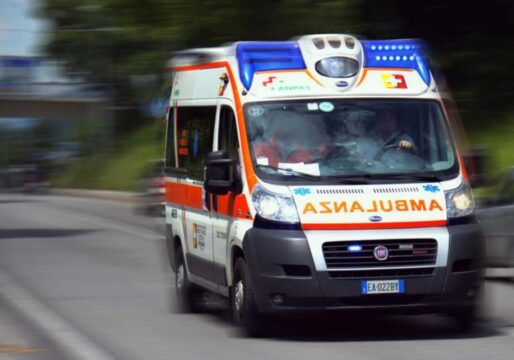 Schianto violentissimo contro un autobus: perde la vita un ragazzo di appena 17 anni