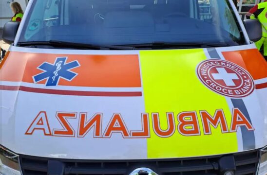 Entra in mare con la figlia, poi la tragedia: 77enne muore annegato