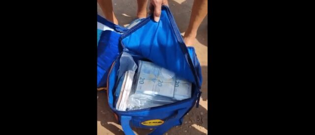 Pacchi di soldi gettati in mare da un motoscafo: caos in spiaggia