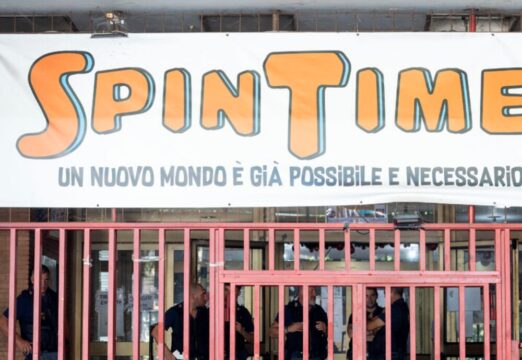 Rogo nella notte, abitanti costretti a restare in strada: scoppia anche lo scontro politico