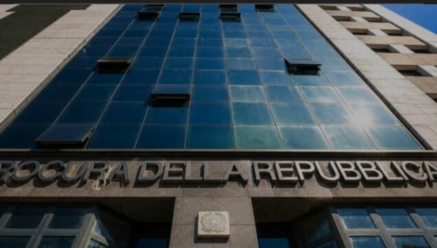 Spari a salve davanti casa dell’ex compagna: arrestato dopo mesi di violenze