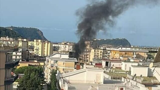 Colonna di fumo nero all’alba: paura tra i residenti a Fuorigrotta