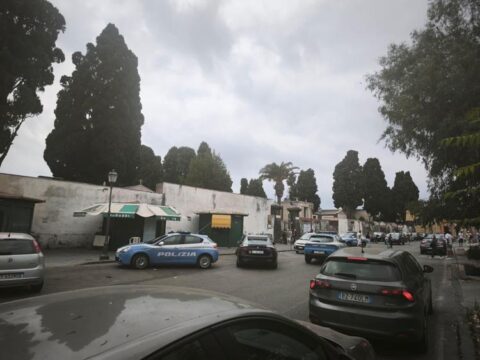 Spara all’ex moglie al cimitero, poi si barrica e apre il fuoco contro la polizia