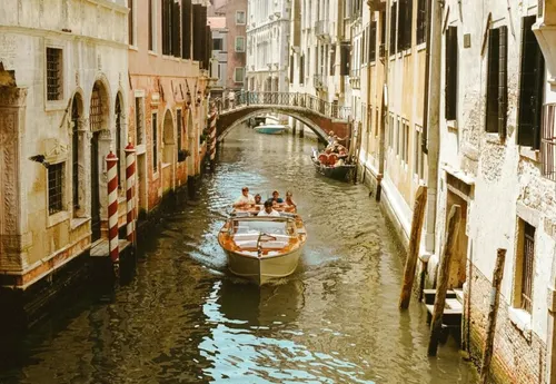 Turista sale sul tetto di un vaporetto in corsa per un video social: denunciato un 18enne