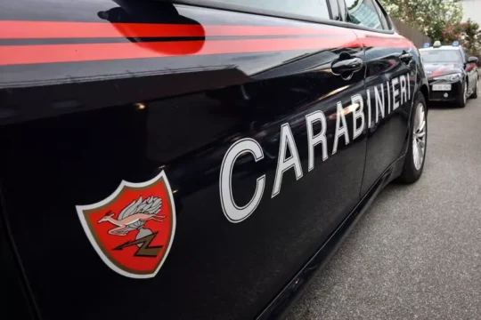 Omicidio dopo una violenta lite: un uomo muore accoltellato, scattano i primi provvedimenti