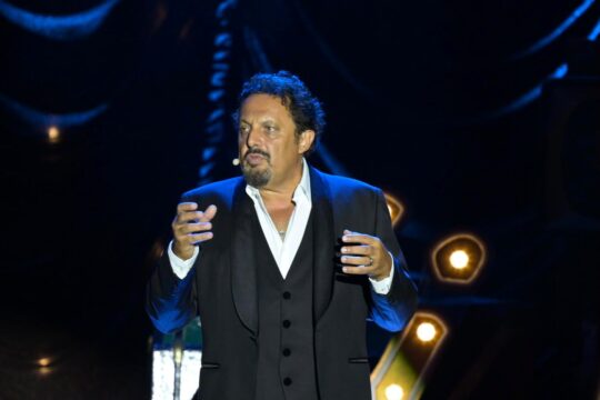 Enrico Brignano conquista l’Arena dei Cedri: oltre due ore di risate e grande spettacolo a Santa Maria del Cedro