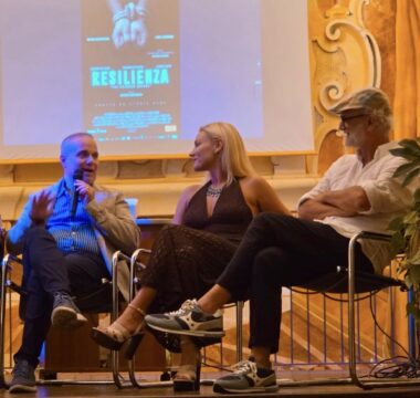 Longobardi, grande emozione al Teatro Don Silvio Celaschi per L’amore rubato: storie di violenza di genere