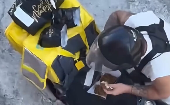 Rider mangia le patatine del cliente a Napoli? Il video virale scatena la bufera ma nasconde un retroscena