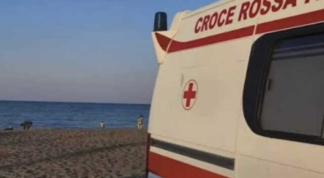 Salva una donna che sta annegando, poi torna in mare per il marito: muoiono il bagnino e il turista
