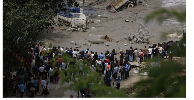 Frana tra Nepal e Tibet, almeno 389 morti e oltre 1.300 dispersi. Farnesina: «Irreperibili tre italiani»