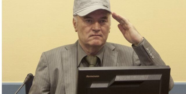 La Serbia celebra la morte di Mladić, il “macellaio di Bosnia”: così si riaccendono le tensioni nei Balcani