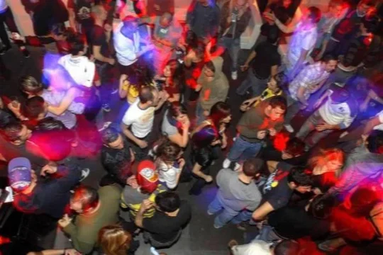 Diciannovenne in stato di choc denuncia all’uscita dalla discoteca: “Aiuto, mi hanno violentata”