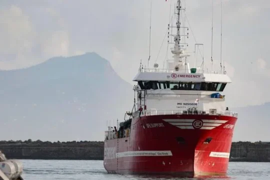 Nave di Emergency soccorre un’imbarcazione di migranti in acque internazionali: sette i morti