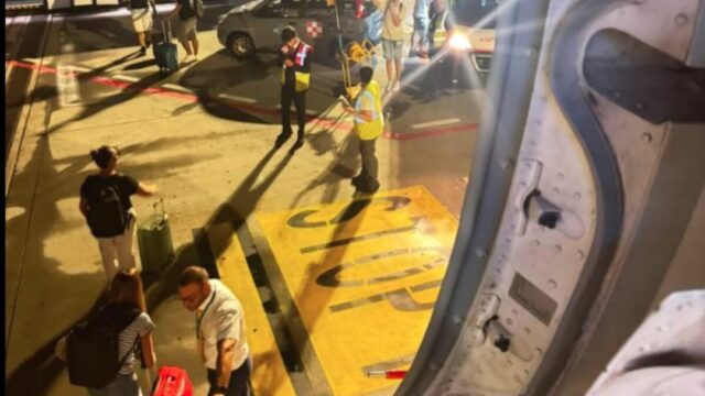 Dieci ore chiusi sull’aereo senza partire: la denuncia di un passeggero Ryanair