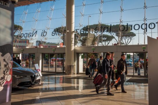 Volo cancellato a Napoli, la denuncia di un passeggero: “Nessuna assistenza, siamo rimasti soli”