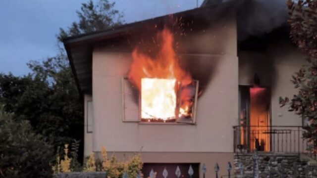 Licenziato si vendica e dà fuoco a casa: rintracciato con trolley e birra in mano