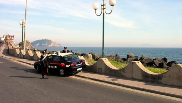 Pistola con matricola abrasa nascosta nell’armadio: arrestato un 60enne