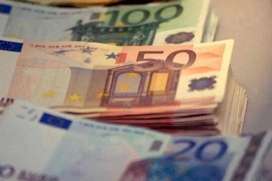 Senzatetto trova 4.390 euro in una valigetta e li distribuisce ai passanti