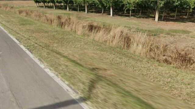 Coppia di anziani trovata morta in campagna: i corpi vicino all’auto