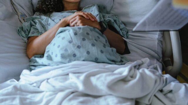 Incinta di 7 mesi perde l’uso delle gambe per un tumore spinale: al Gemelli operazione record salva madre e figlia