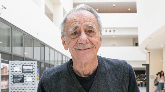 Salerno, malore per Roberto Vecchioni: annullato il concerto al Premio Charlot, lo sostituisce Enrico Brignano