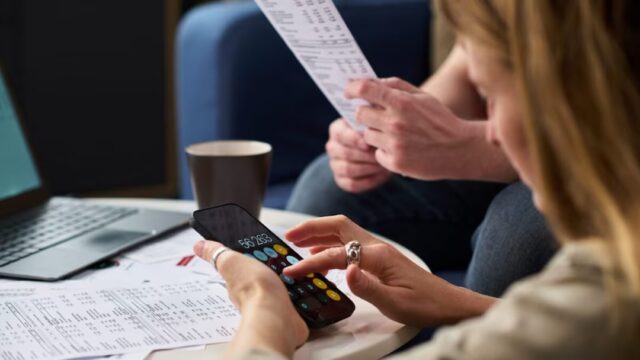 Eni lancia l’offerta taglia-bollette su luce e gas: sconto del 30% e prezzo bloccato per due anni con Plenitude