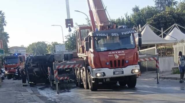 Violento schianto all’alba: auto e mezzo per i rifiuti si ribaltano dopo l’impatto