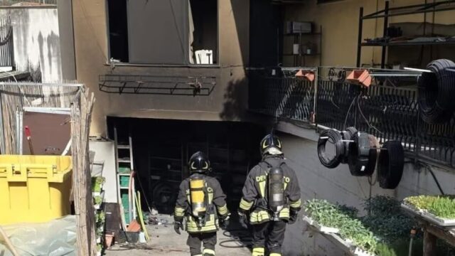 Incendio in un deposito, paura per il fumo: vigili del fuoco al lavoro