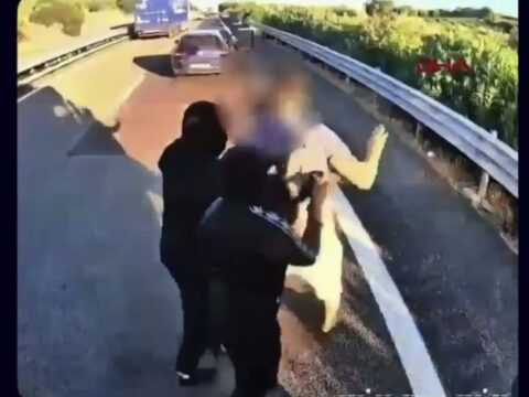 Spari contro un tir in corsa: il camionista fermato e rapinato, poi la fuga dei banditi