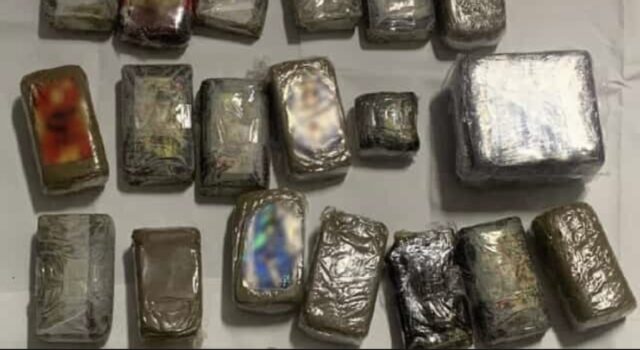Pistola rubata e oltre 2,5 chili di hashish in un condominio: scatta il sequestro