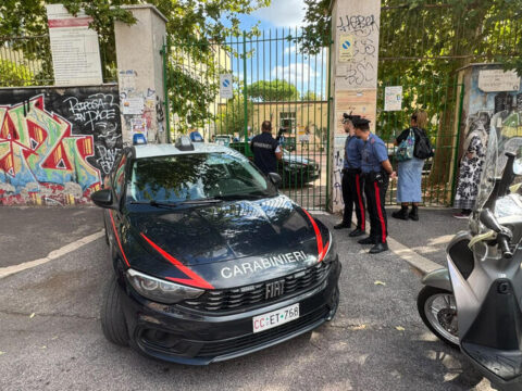 Insegnante accoltellata a Roma, i compagni dell’aggressore rivelano: “La odiava per un debito. Ne aveva parlato con alcuni di noi”