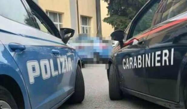 Fugge al controllo della polizia e poi aggredisce gli agenti: arrestato 49enne