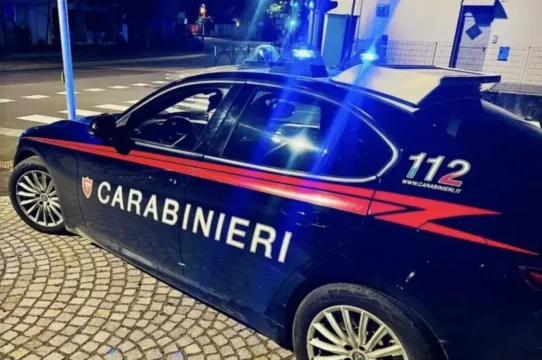 Aggredisce la fidanzata in strada e la colpisce nuovamente al pronto soccorso: arrestato 26enne