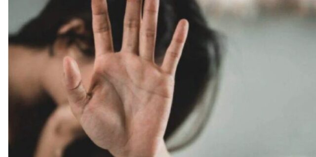 Aggredita nella notte mentre torna a casa: riesce a liberarsi e mette in fuga l’uomo