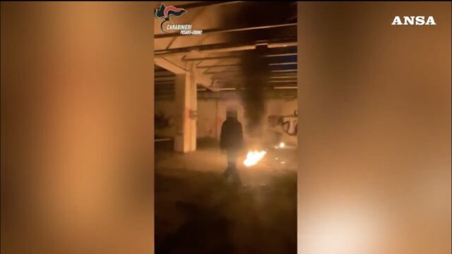 Molotov preparate e testate in un capannone abbandonato: quattro indagati