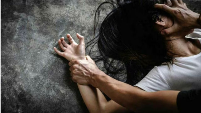 Denuncia l’ex marito-collega per violenza e presunti pedinamenti: il caso viene archiviato
