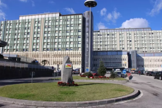 Donna getta acido contro il suo avvocato: il legale è ricoverato in gravi condizioni