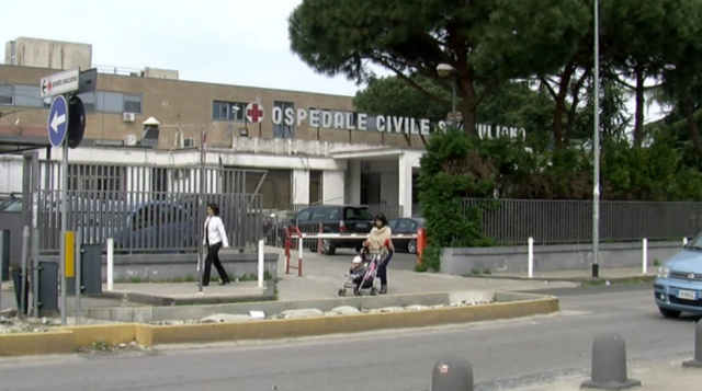 Urla da un appartamento: i carabinieri sfondano la porta e salvano una donna picchiata dal marito