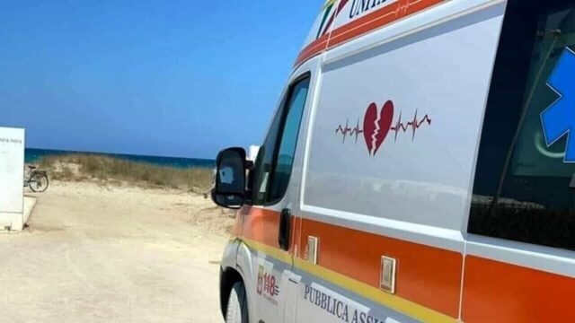 Si sente male durante il bagno e annega: morto un 21enne