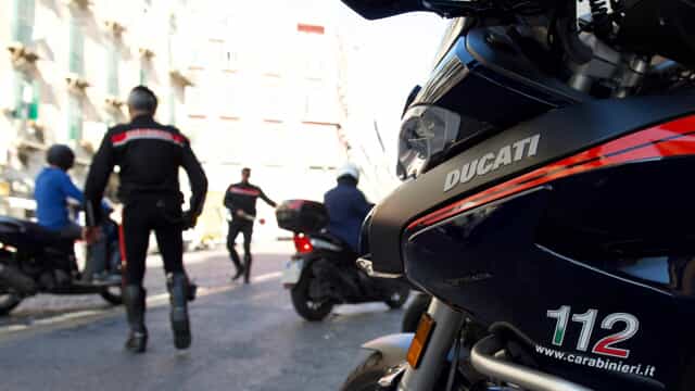 Aggredito e portato in una zona isolata: 24enne ferito da un colpo di pistola