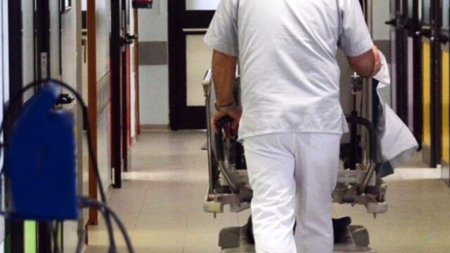 Batte la testa dopo una caduta durante il lavoro: 58enne ricoverato in gravi condizioni
