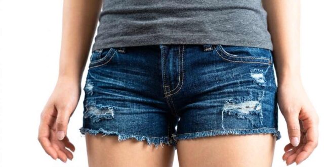 Stop ai pantaloni a vita bassa e agli hot pants, la preside del Besta : “Non siamo in spiaggia né in discoteca”