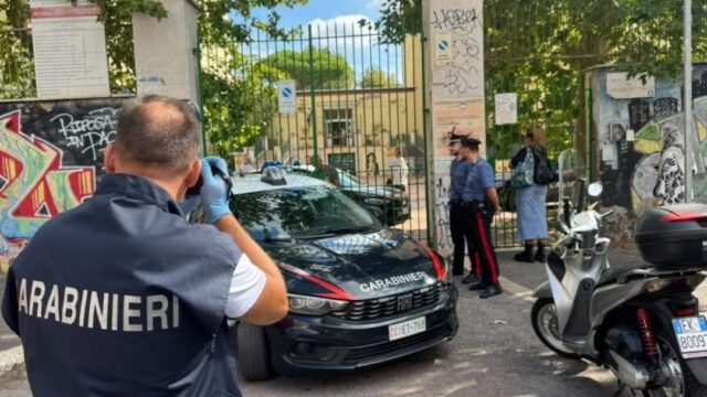 Accoltella un’insegnante a scuola e filma l’aggressione: 13enne portato in caserma