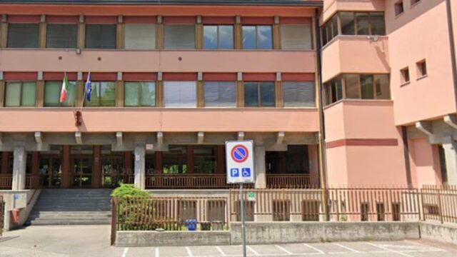 Commenti su TikTok e poi l’aggressione: 16enne picchiato fuori da scuola, denunciati due minori