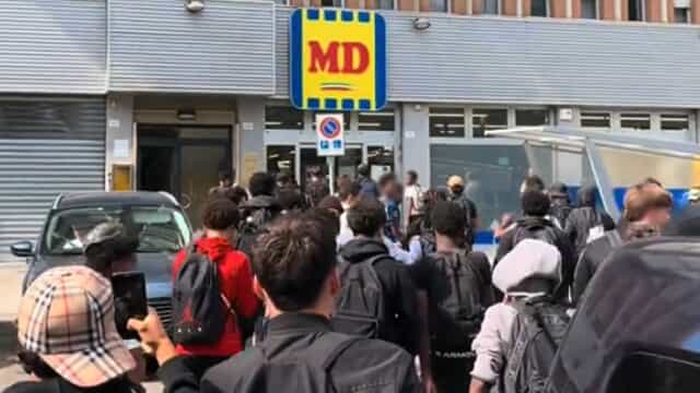 50 giovani assaltano un discount dopo la scuola, postano il video sui social