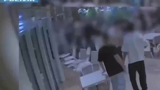 Maxi rissa in crociera: volano sedie e tavoli. Incastrati 13 giovani