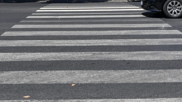 Travolto da un’auto sulle strisce pedonali: grave un uomo di 82 anni