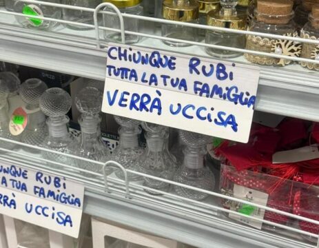 “Chi ruba sarà ucciso”: cartelli choc sugli scaffali, negoziante denunciato