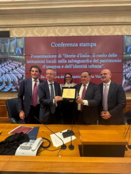 IMPRESE STORICHE E FAMILIARI: TARGA DELLA CITTA’ DI NAPOLI A UGO CILENTO, PRESIDENTE DELL’ASSOCIAZIONE I CENTENARI