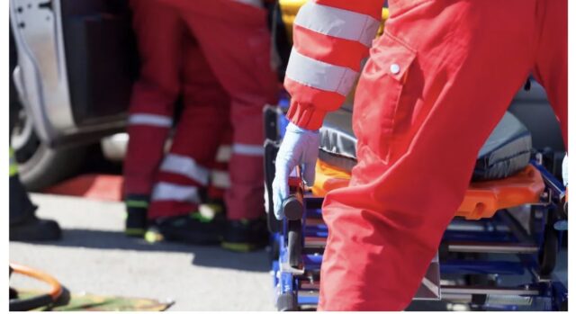 Ragazzo di 14 anni investito da un’auto, è gravissimo: rischia la vita